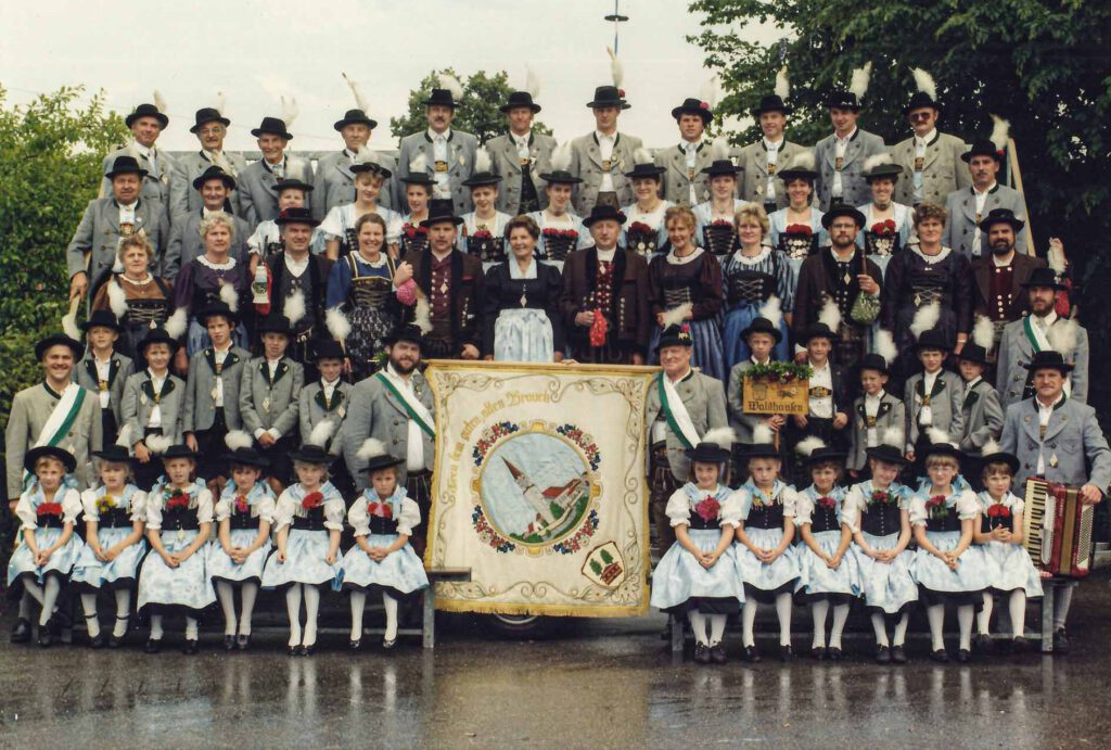 1990-06-10 Trachtenfest Aschau Gruppenbild Trachtenverein Waldhausen